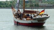 Das Boot von Forscher Arved Fuchs sticht in See. © Screenshot 