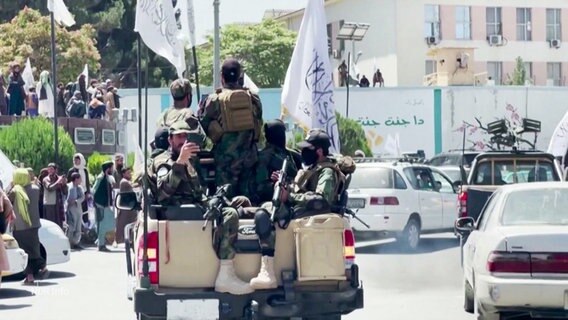 Eine Patrouille der Taliban in Afghanistan © Screenshot 