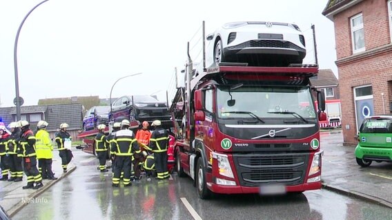 Einsatzkräfte der Feuerwehr behandeln Verletzte, die von einem Autotransporter angefahren wurden. © Screenshot 