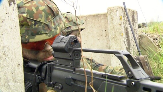 Ein Soldat bei einer Schussübung © Screenshot 