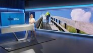 Bibiana Barth moderiert NDR Info. © Screenshot 