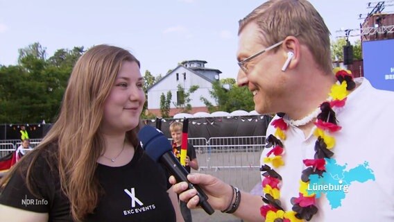 Reporter Jon Mendrala interviewt Rieke Ehlbeck vom Veranstaltungsteam auf dem Fanfest Lüneburg. © Screenshot 