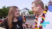 Reporter Jon Mendrala interviewt Rieke Ehlbeck vom Veranstaltungsteam auf dem Fanfest Lüneburg. © Screenshot 