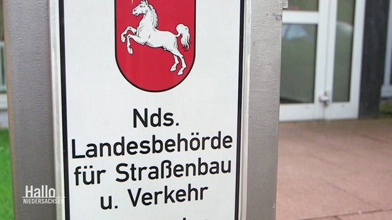 Ein Schild mit dem Niedersächsischen Landeswappen und der Aufschrift Nds. Behörde für Straßenbau u. Verkehr © Screenshot 
