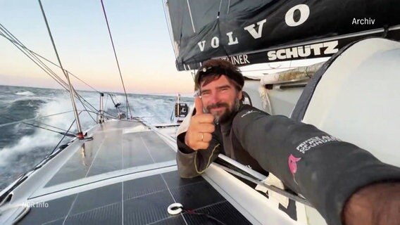 Boris Herrmann lehnt sich aus seinem Segelboot und gibt das Daumen-hoch-zeichen. © Screenshot 