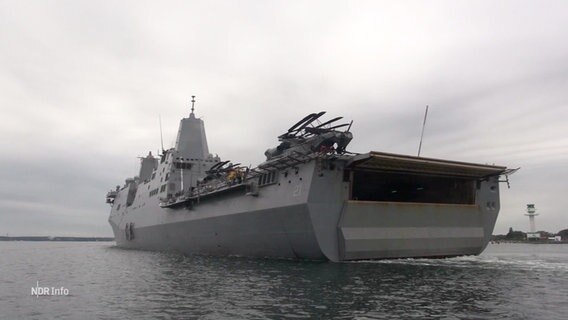 Ein Kriegsschiff in der Kieler Förde. © Screenshot 