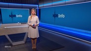 Moderatorin Bibiana Barth im Studio von NDR Info. © Screenshot 