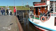Ein Raddampfer mit Gästen an Bord beim Anlegen. © Screenshot 