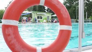 Rettungsring am Rand eines Freibades. © Screenshot 