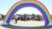 Aufgeblasener Regenbogen am Strand. © Screenshot 