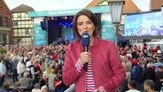 Moderatorin Frauke Rauner berichtet aus Grabow. © Screenshot 