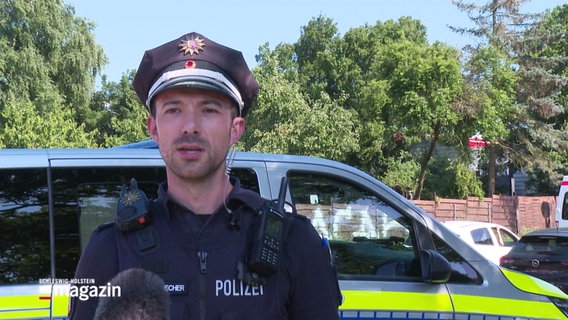 Ein Polizeisprecher spricht in die Kamera. © Screenshot 