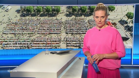 Moderatorin Juliane Möcklinghoff © Screenshot 
