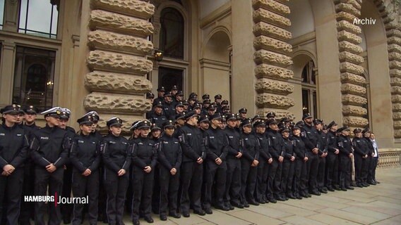 Polizeibeamte stehen vor dem Hamburger Rathaus. © Screenshot 