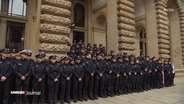 Polizeibeamte stehen vor dem Hamburger Rathaus. © Screenshot 