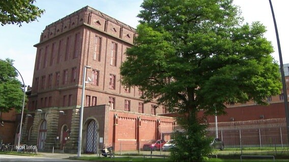 Ein Gefängnis von außen betrachtet. © Screenshot 