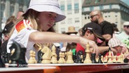 Schüler*innen spielen Schach auf dem Hamburger Rathausmarkt. © Screenshot 