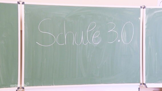 Schule 3.0 steht mit Kreide auf einer Tafel geschrieben. © Screenshot 