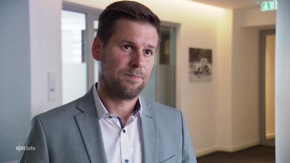 Daniel Schaefer von der Innenbehörde Hamburg im Interview. © Screenshot 