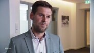 Daniel Schaefer von der Innenbehörde Hamburg im Interview. © Screenshot 