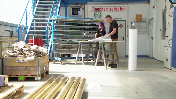 Zulieferer der Meyer-Werft in ihrer Werkstatt. © Screenshot 