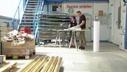 Zulieferer der Meyer-Werft in ihrer Werkstatt. © Screenshot 