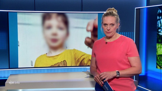 Moderatorin Juliane Möcklinghoff im Studio. © Screenshot 