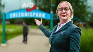 Eine Frau am Eingang des Erlebnispark AfD. (extra 3 vom 27.06.2024 im Ersten) © NDR 