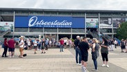 Menschen stehen vor dem Ostseestadion. © Screenshot 
