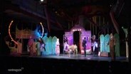 Die Kulisse von Wiener Blut - sie zeigt einen Kirmes, davor Graf Balduin. © Screenshot 