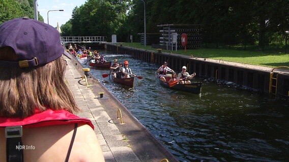 Mehrere Boote in einer Schleuse. © Screenshot 