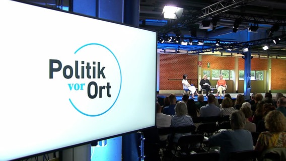 Außenministerin Annalena Baerbock (Grüne), Susanne Stichler (NDR) und Eva Quadbeck (RND) bei einer Veranstaltung vom Redaktionsnetzwerk Deutschland und dem NDR in Hannover. © Screenshot 