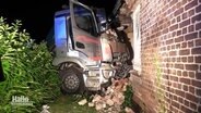 Ein Abschleppwagen in einer Hauswand. © Screenshot 