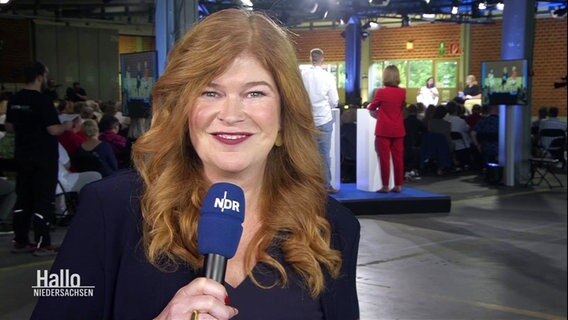 Die Reporterin Sophie Mühlmann berichtet. © Screenshot 