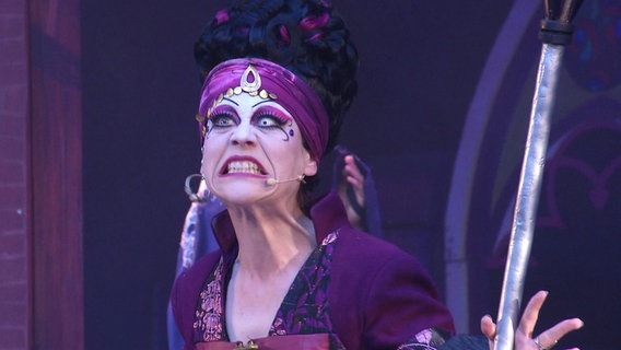 Eine Darstellerin der Vineta-Festspiele "Glanz der Tiefe" zieht eine Grimasse. © Screenshot 