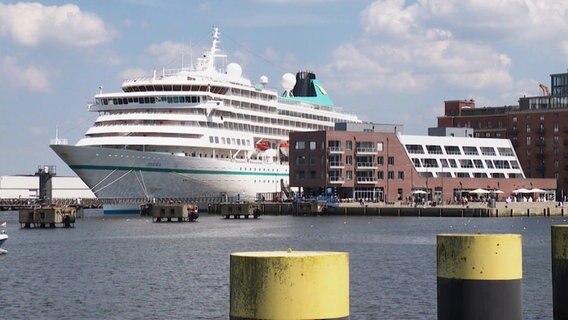 Am Kreuzfahrtanleger in Wismar liegt ein Kreuzfahrtschiff. © Screenshot 