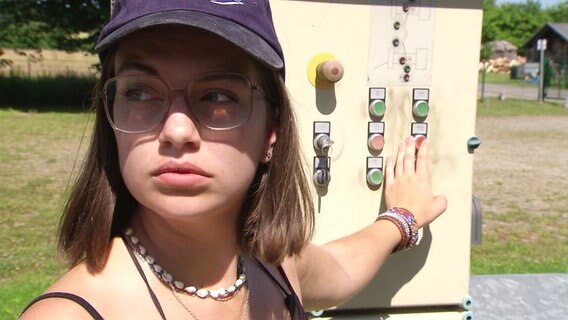 Charlotte Groh steuert die Schleuse in Wesenburg. © Screenshot 