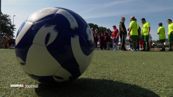 Ein Fußballfeld, darauf im Vordergrund ein Ball und im Hintergrund eine Mannschaft. © Screenshot 