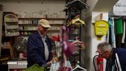 Robert Kramer an der Theke im Umsonstladen Altona. © Screenshot 