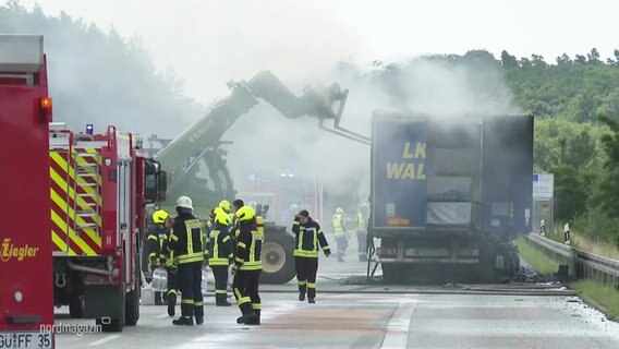 Ein LKW brennt auf der Autobahn 19. © Screenshot 