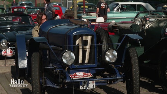 Ein blauer Oldtimer beim Oldtimertreffen. © Screenshot 