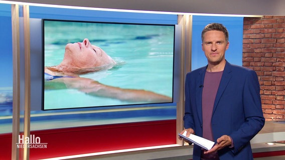 Moderator Arne-Torben Voigts im Studio. © Screenshot 