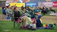 Fußballfans beim Public Viewing im Rostocker Ostseestadion. © Screenshot 