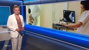 Juliane Möcklinghoff moderiert NDR Info. © Screenshot 
