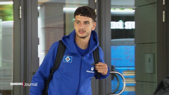 HSV-Neuzugang Daniel Elfadli vor der Abfahrt mit seiner Mannschaft ins Trainingslager. © Screenshot 