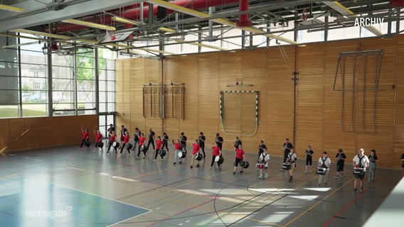 Ein Fnafarenzug in einer Turnhalle. © Screenshot 