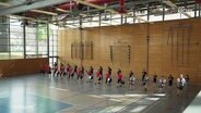 Ein Fnafarenzug in einer Turnhalle. © Screenshot 