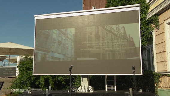 Eine Leinwand auf einem Platz. © Screenshot 