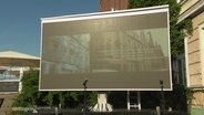 Eine Leinwand auf einem Platz. © Screenshot 