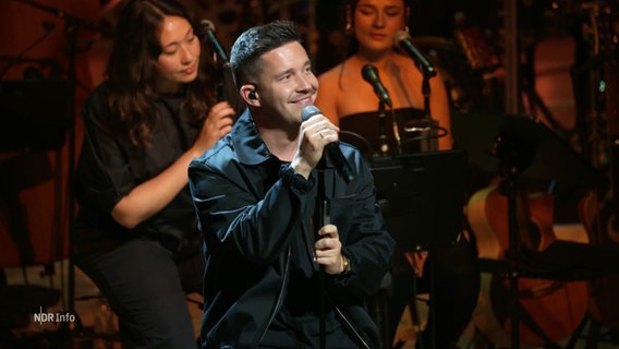 Nico Santos bei einem Konzert in der Elbphilharmonie © Screenshot 